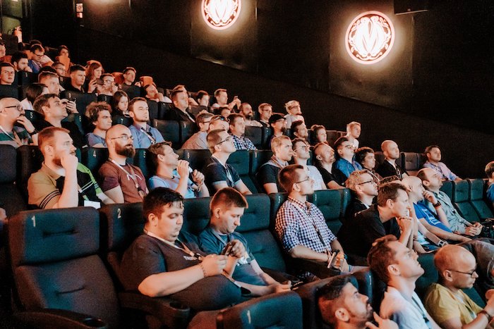 Ludzie siedzący w sali kinowej