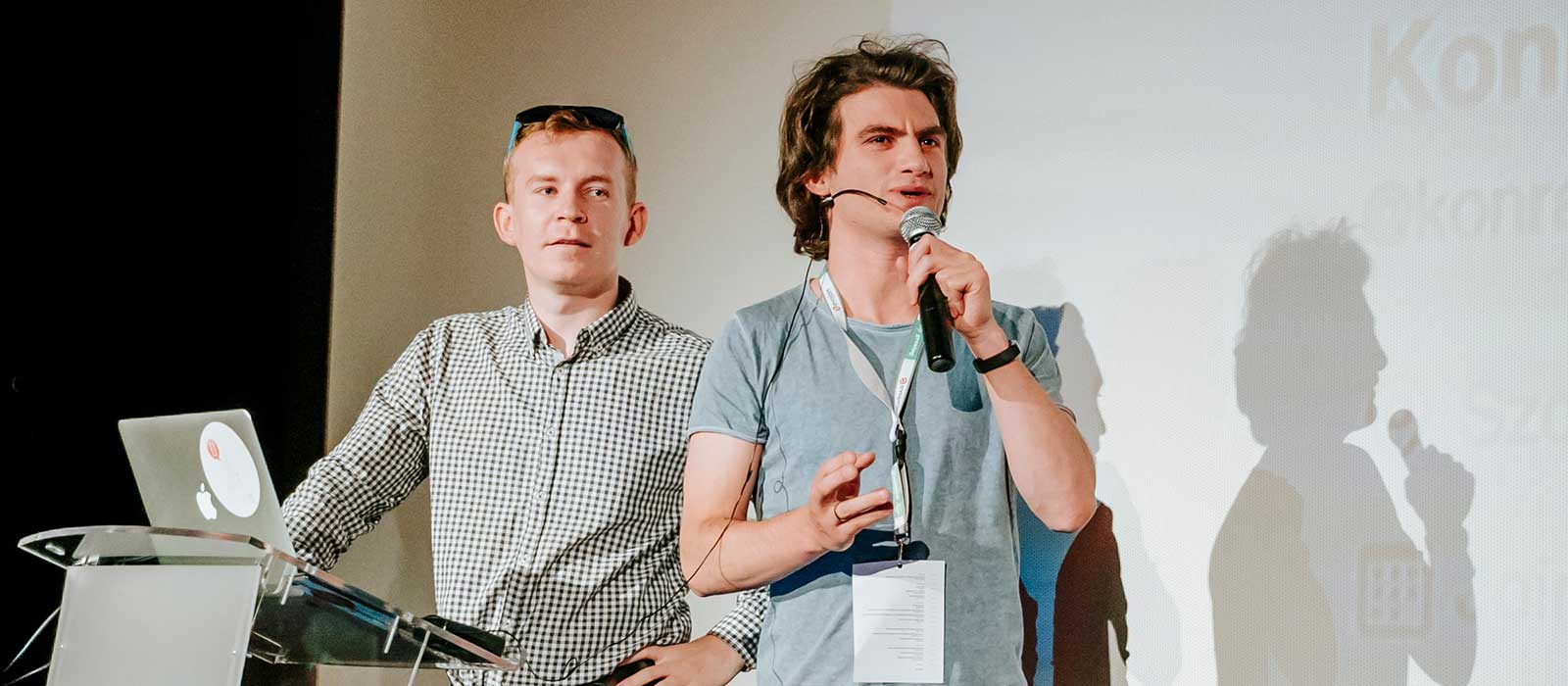 Dwóch mężczyzn stojących na scenie