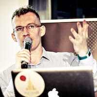 Moja twarz zasłania przez mikrofon